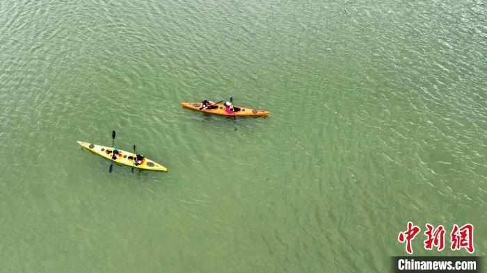 圖為航拍游客體驗(yàn)皮劃艇?！∥鞑刈灾螀^(qū)旅發(fā)廳供圖