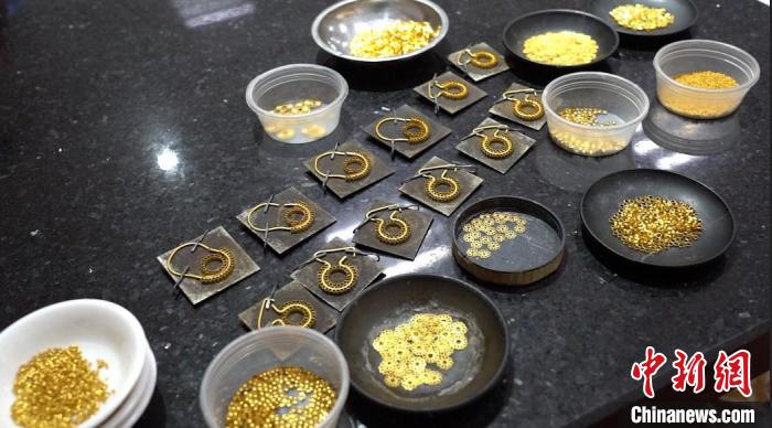 制作金飾的各個部分?！∨绥?攝