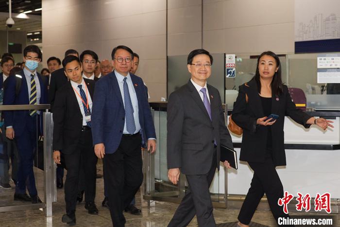 4月24日，香港特區(qū)行政長(zhǎng)官李家超率團(tuán)完成考察粵港澳大灣區(qū)內(nèi)地城市返港后會(huì)見(jiàn)傳媒時(shí)表示，今次考察只是一個(gè)起點(diǎn)，未來(lái)將訪問(wèn)更多大灣區(qū)內(nèi)地城市。圖為李家超(右二)、香港特區(qū)政府政務(wù)司司長(zhǎng)陳國(guó)基(右三)完成考察后返抵香港。 <a target='_blank' href='/'>中新社</a>記者 陳永諾 攝