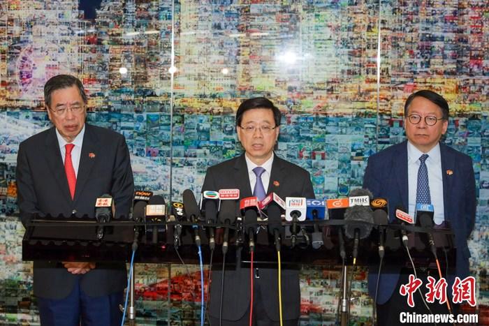 4月24日，香港特區(qū)行政長(zhǎng)官李家超率團(tuán)完成考察粵港澳大灣區(qū)內(nèi)地城市返港后會(huì)見(jiàn)傳媒時(shí)表示，今次考察只是一個(gè)起點(diǎn)，未來(lái)將訪問(wèn)更多大灣區(qū)內(nèi)地城市。圖為李家超（中）、香港特區(qū)政府政務(wù)司司長(zhǎng)陳國(guó)基（右）、香港特區(qū)立法會(huì)主席梁君彥會(huì)見(jiàn)傳媒。 <a target='_blank' href='/'>中新社</a>記者 陳永諾 攝