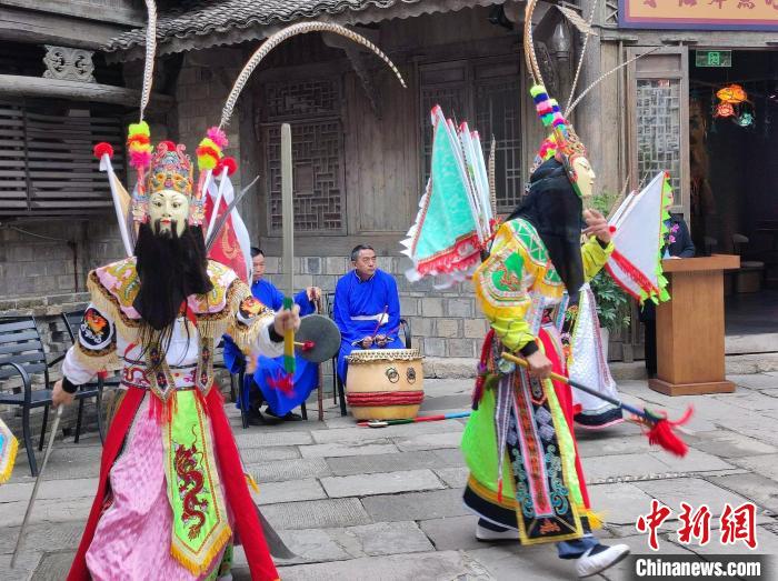 2023貴州非遺季“璀璨烏江寨·非遺嘉年華”系列活動中展示的安順地戲?！⒚懒?攝