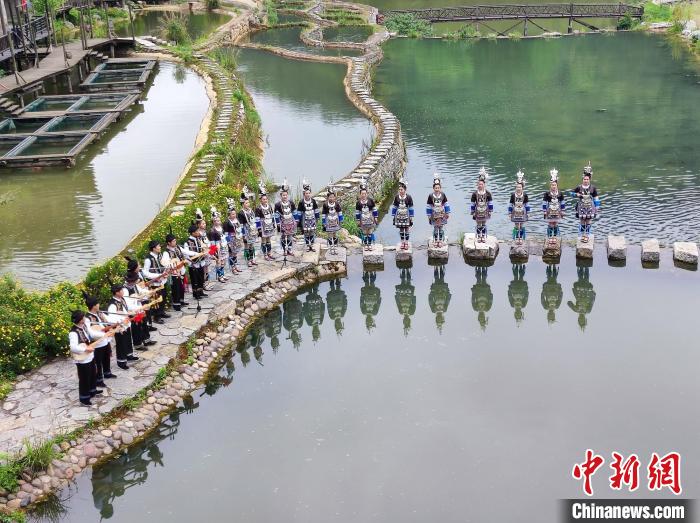 2023貴州非遺季“璀璨烏江寨·非遺嘉年華”系列活動中展示的侗族大歌?！⒚懒?攝