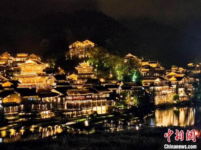 貴州烏江寨國旅際游度假區(qū)夜景?！⒚懒?攝