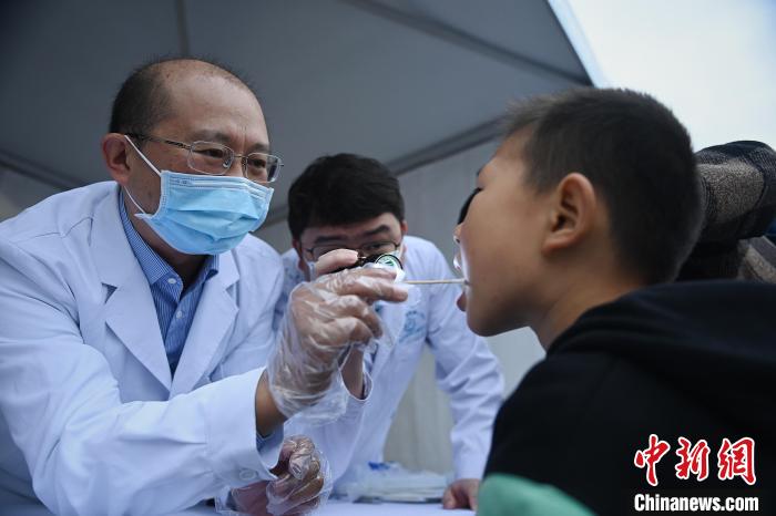 現(xiàn)場(chǎng)義診?！∷拇ㄊ⌒l(wèi)健委供圖