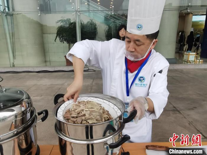 圖為內蒙古廚師在杭州制作手把肉?！±類燮?攝