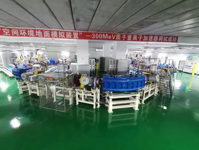 300MeV質(zhì)子重離子加速器。（圖源：人民日?qǐng)?bào)）