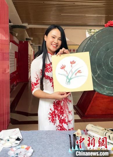 圖為越南留學(xué)生閉氏茹瓊在展示其畫作。　彭曉媛 攝