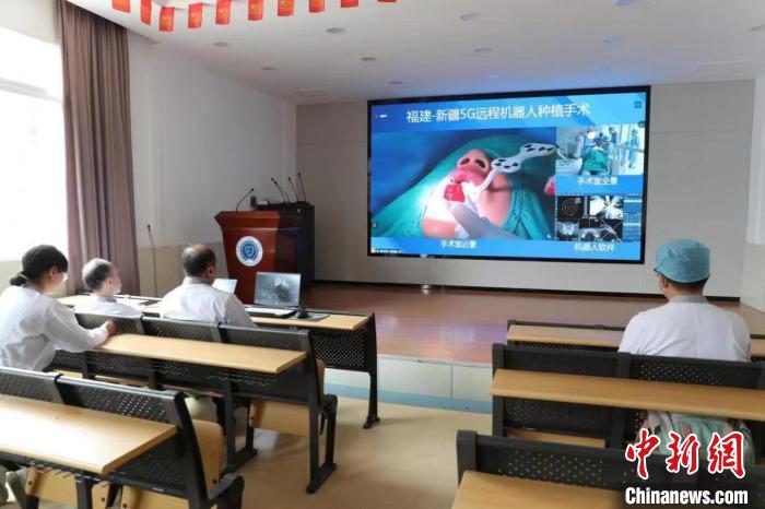 圖為：福建醫(yī)科大學(xué)附屬口腔醫(yī)院陳江教授正在遠程指導(dǎo)?！∴囅姆脊﹫D