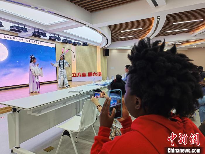 歌仔戲《國色傾城之貂蟬篇》受非洲留學(xué)生青睞。圖為非洲留學(xué)生用手機(jī)記錄表演精彩瞬間。　廖珍妹 攝