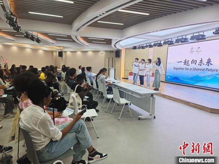 閩南師范大學(xué)為非洲留學(xué)生安排了精彩節(jié)目表演。圖為該校學(xué)生獻(xiàn)唱歌曲《一起向未來》?！×握涿?攝