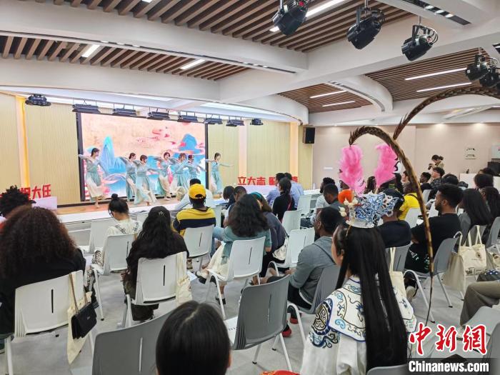閩南師范大學(xué)為非洲留學(xué)生安排了精彩節(jié)目，留學(xué)生們再次領(lǐng)略中華傳統(tǒng)文化魅力?！×握涿?攝