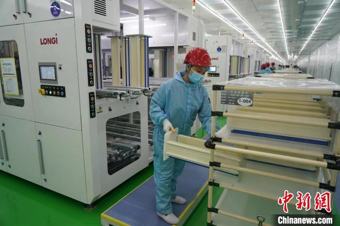圖為隆基電池工廠工人正在工作?！∷蚊滥?攝