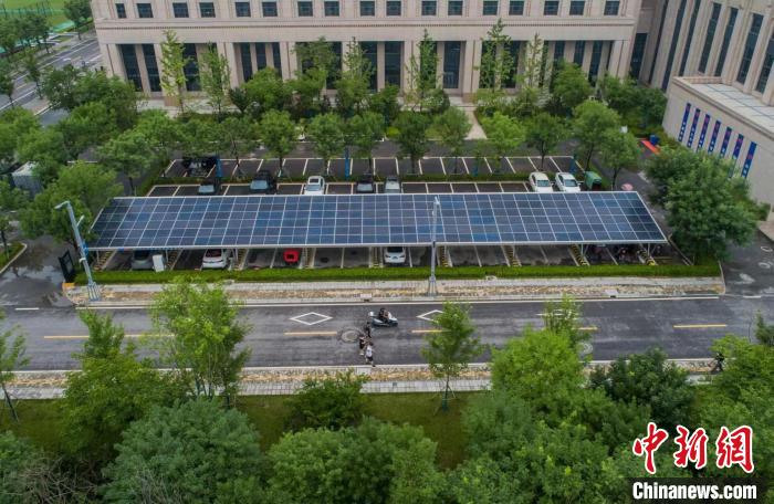 圖為西安交大創(chuàng)新港光儲(chǔ)充一體化智慧光伏停車場。　宋美娜 攝