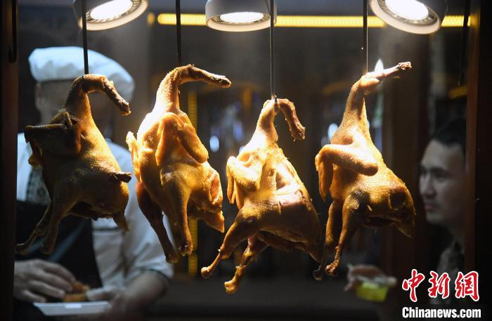 圖為全長近300米的“汗巴扎”夜市攤位上的美食?！O亭文 攝