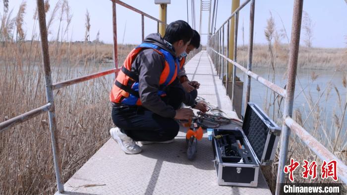 科研人員監(jiān)測水流量數(shù)據(jù)?！↑h婷 攝