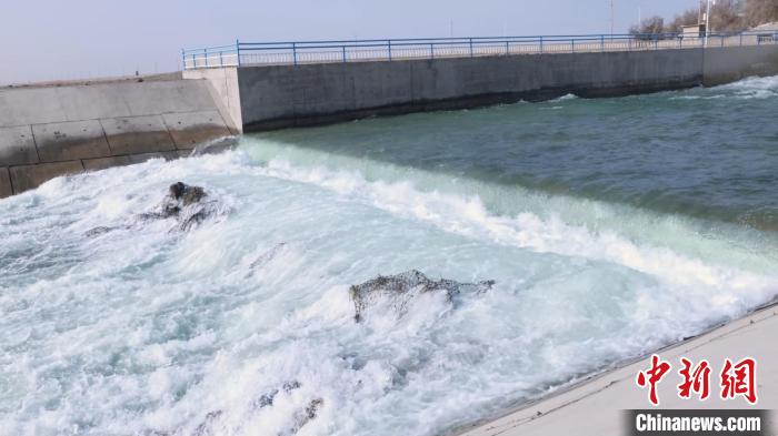 從新疆巴州境內(nèi)的大西海子水庫累計下泄生態(tài)水95.13億立方米，有效緩解了塔里木河下游生態(tài)環(huán)境。　郭吉星 攝