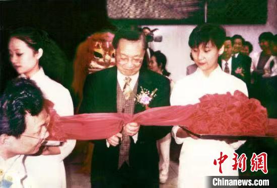 1996年11月5日，金庸為云松書(shū)舍捐贈(zèng)儀式剪彩 云松書(shū)舍供圖
