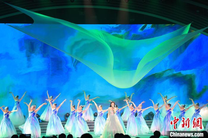 第十二屆江蘇園藝博覽會(huì)在連云港開幕。圖為開幕式現(xiàn)場(chǎng)演出。　主辦方供圖