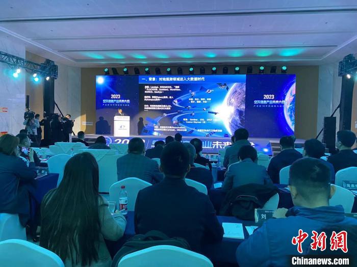 研討會(huì)上專家談星空未來(lái)?！翘m 攝