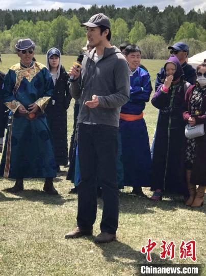 資料圖。趙式慶帶著香港大學(xué)生在鄂溫克草原進(jìn)行田野調(diào)查?！≮w式慶 供圖