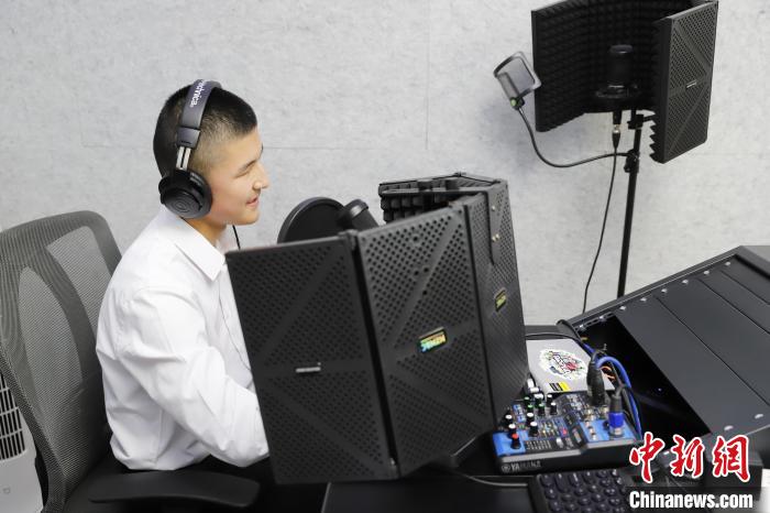 圖為喬加旺同學(xué)在錄音棚中為《孤單音樂劇》做有聲播講?！⊥踉谟?攝