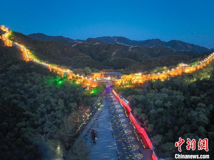 圖為北京八達(dá)嶺夜長(zhǎng)城。　<a target='_blank' href='/'>中新社</a>記者 賈天勇 攝