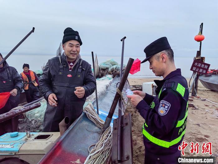 民警登記作業(yè)船只?！⊥跏琅d 攝