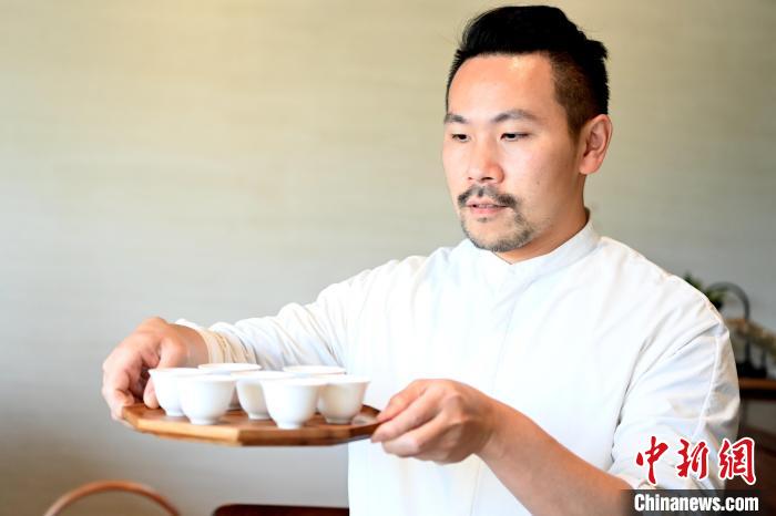 陳耘嘉將剛泡好的茶，端給客人品嘗?！埥鸫?攝