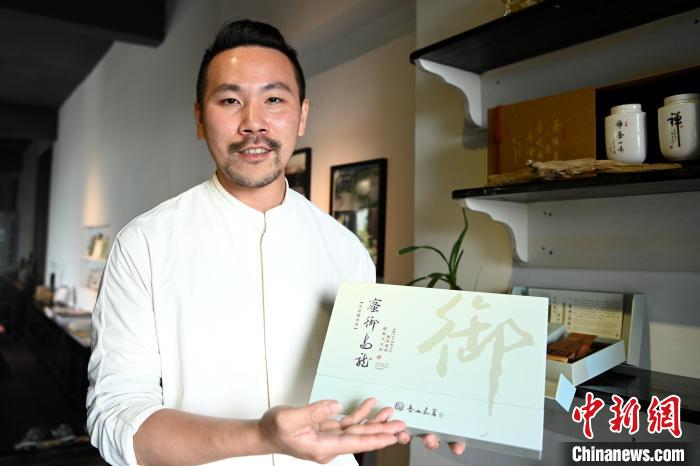 陳耘嘉將他爺爺陳岳山的書法和茶道相結合，用來包裝文創(chuàng)茶葉，展現代代傳承的茶香墨韻?！埥鸫?攝