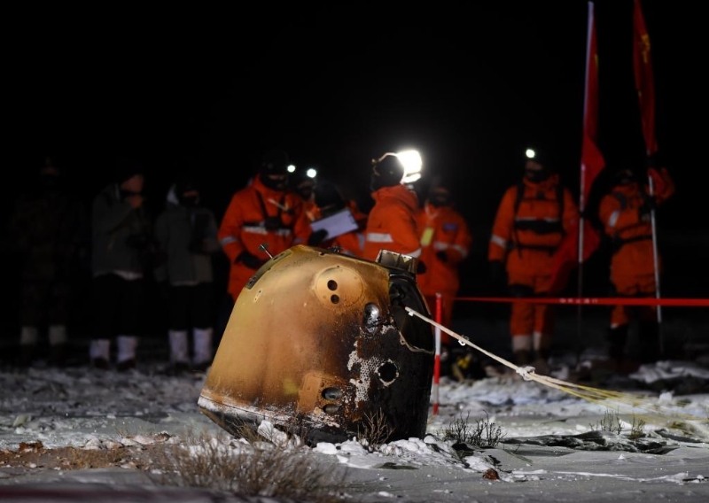 2020年12月17日凌晨，嫦娥五號(hào)返回器攜帶月球樣品，在內(nèi)蒙古四子王旗預(yù)定區(qū)域安全著陸。（圖源：新華社）