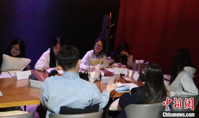 學(xué)生們正在打本。　馬延哲提供