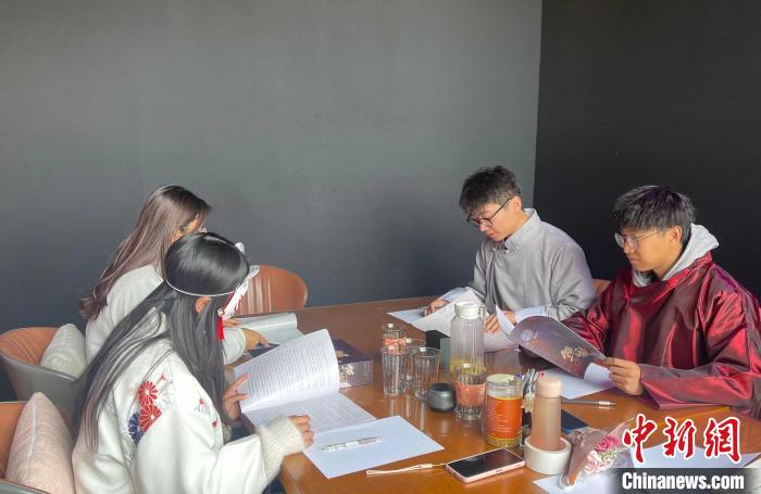 參與劇本殺選修課的學(xué)生多為劇本殺愛好者。　楊靜 攝