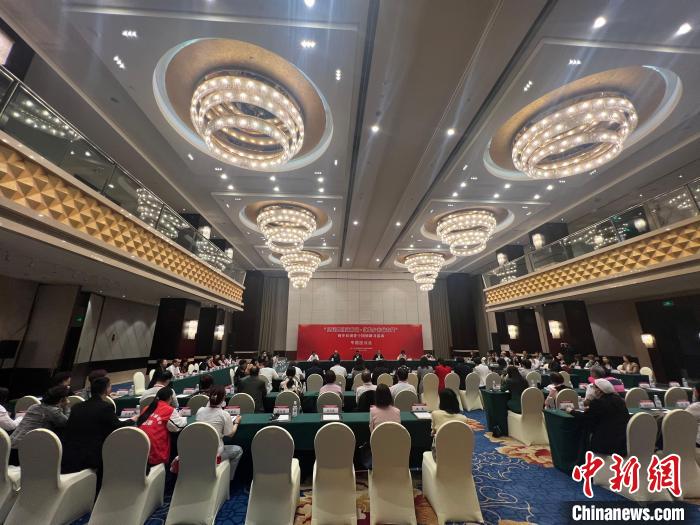 座談會(huì)現(xiàn)場(chǎng)?！≡酪劳?攝