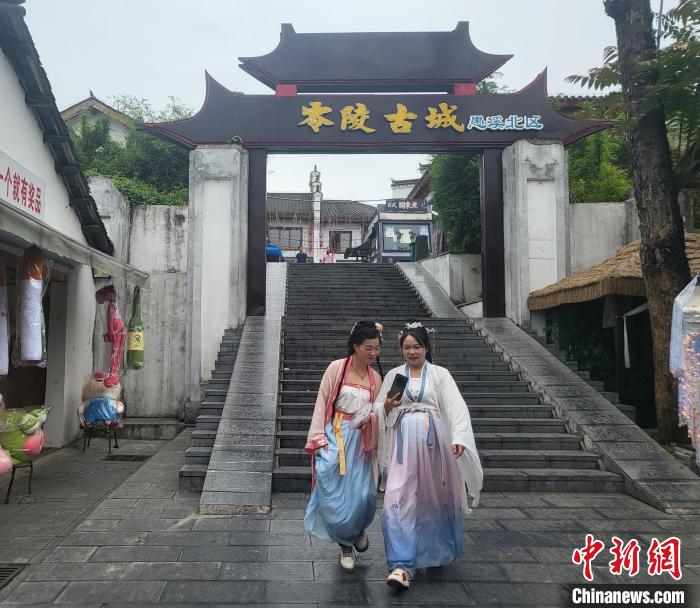 零陵古城吸引很多喜歡國潮的年輕人來游玩?！√菩∏?攝