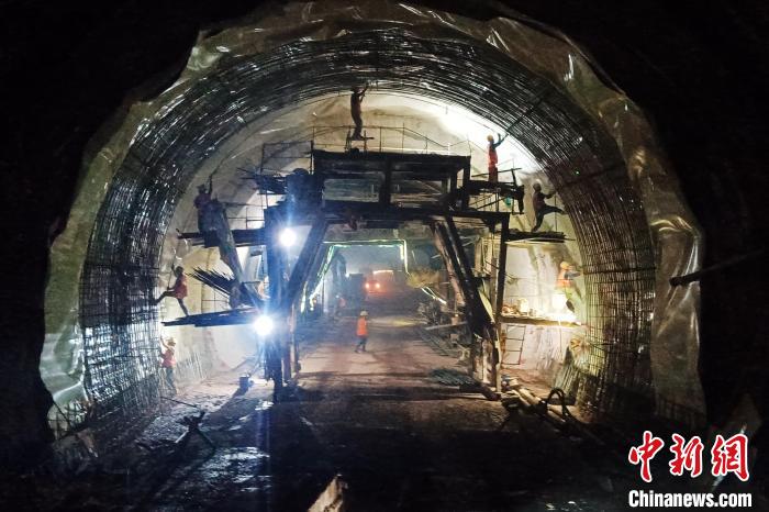 圖為下關(guān)隧道內(nèi)部?！≈需F二十局供圖