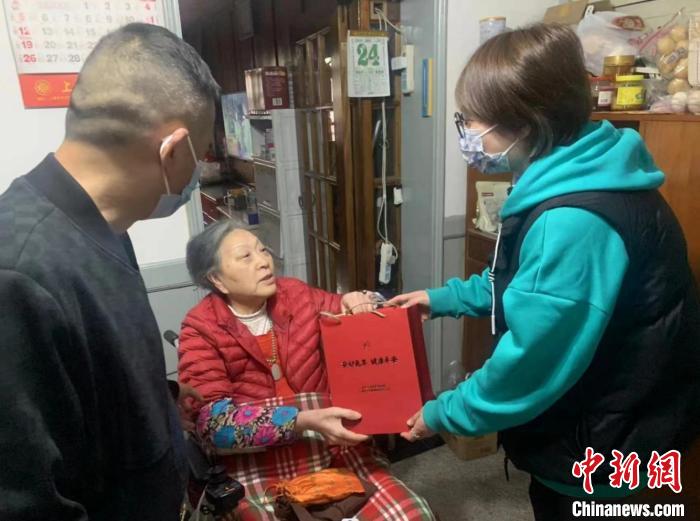 向僑界老人發(fā)放“健康暖心包”?！＄娦?攝