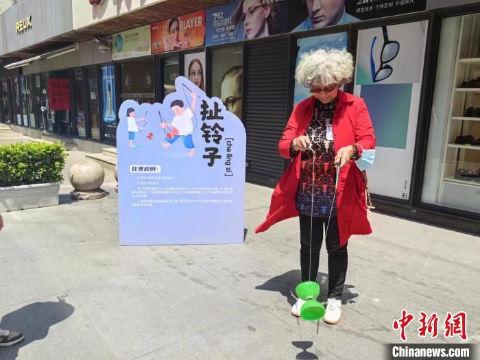 阿姨玩起了小時(shí)候的游戲?！≠Z宇巍 攝