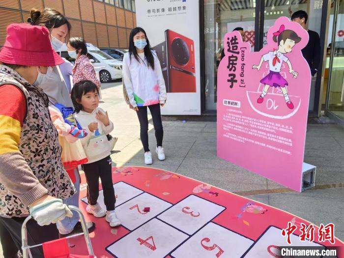 奶奶給小孫女講“造房子”游戲?！≠Z宇巍 攝