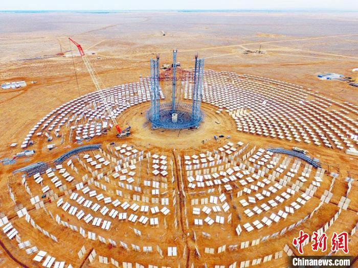 近年來，光熱發(fā)電產(chǎn)業(yè)成為甘肅酒泉市玉門市新名片。圖為玉門鑫能5萬千瓦光熱項(xiàng)目建設(shè)工地?！铌?　攝