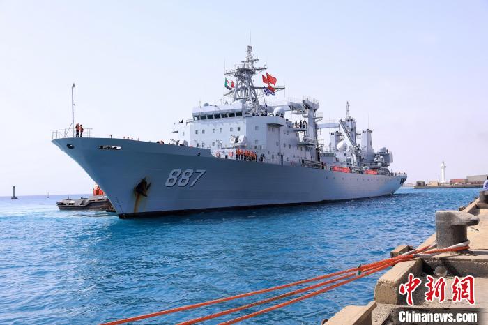 當(dāng)?shù)貢r(shí)間4月26日，海軍軍艦赴蘇丹緊急撤離我在蘇丹人員。圖為微山湖艦正在靠泊蘇丹港?！√扑加?攝