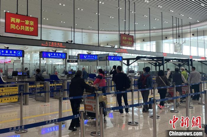 在廈門(mén)五通客運(yùn)碼頭通關(guān)現(xiàn)場(chǎng)，經(jīng)由廈金航線往返的兩岸旅客逐月增多。 傅斯雅 攝.jpeg