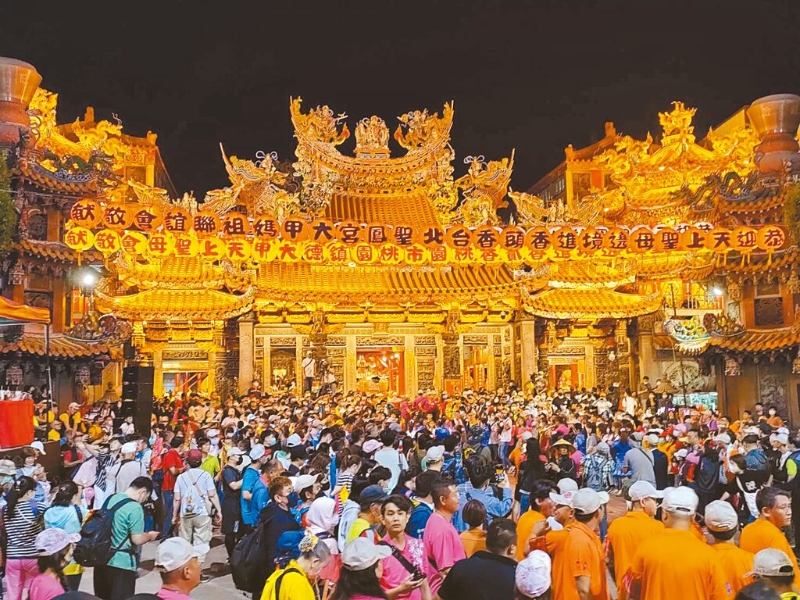 臺(tái)中市宗教盛事大甲鎮(zhèn)瀾宮媽祖遶境21日晚間起駕，展開(kāi)9天8夜的遶境行程，信眾昨晚不斷涌入鎮(zhèn)瀾宮。（潘虹恩攝） 圖片來(lái)源：臺(tái)灣“中時(shí)新聞網(wǎng)”.jpg