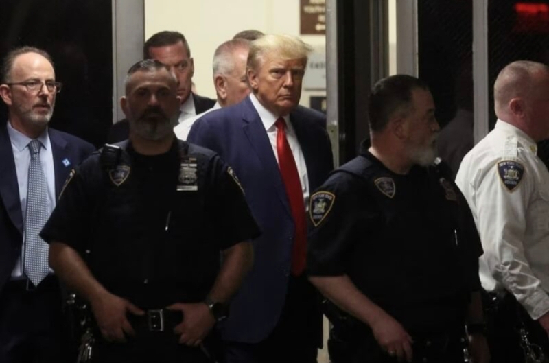 美國(guó)前總統(tǒng)特朗普（左三）4日下午抵達(dá)曼哈頓刑事法院，他面對(duì)歷史性刑事起訴。（圖源：路透社）