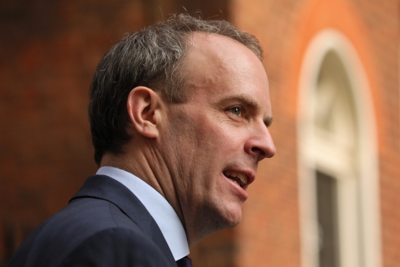 2020年4月8日，在英國(guó)倫敦，代表首相約翰遜處理有關(guān)事務(wù)的英國(guó)外交大臣拉布抵達(dá)唐寧街。（圖源：新華社）