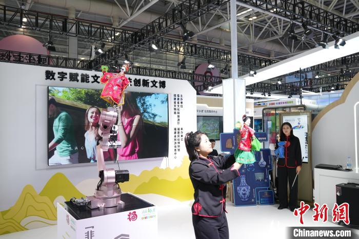 掌中木偶表演機(jī)器人正在學(xué)習(xí)掌中木偶表演?！∪~秋云 攝