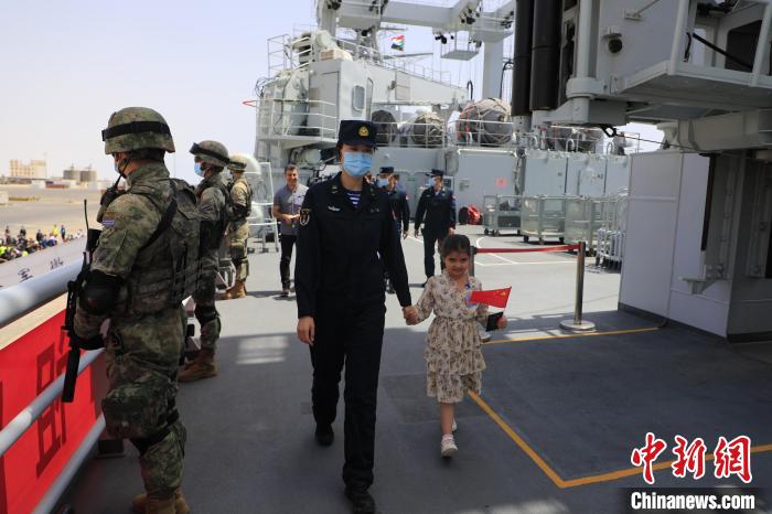 當?shù)貢r間4月28日，海軍軍艦緊急撤離第二批我在蘇丹人員和外籍人員。圖為隨艦撤離外籍人員登上微山湖艦?！±钼Z 攝