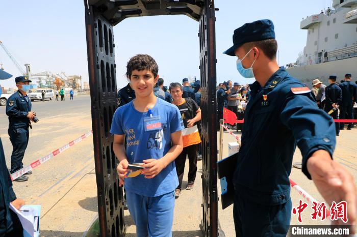 當?shù)貢r間4月28日，海軍軍艦緊急撤離第二批我在蘇丹人員和外籍人員。圖為隨艦撤離外籍人員準備登艦?！±钼Z 攝