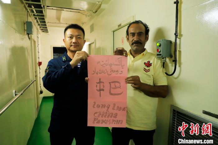 圖為隨艦撤離的外籍人員向中國海軍表示感謝?！±钼Z 攝