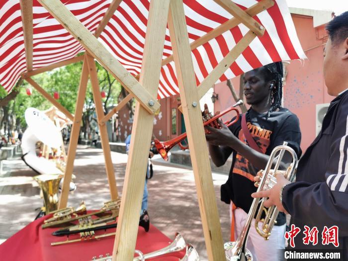 中國鄉(xiāng)村音樂小鎮(zhèn)“樂器大集”見聞：外籍友人趕大集現(xiàn)場獻藝