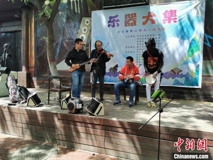 外籍友人現(xiàn)場敲起非洲鼓?！⊥貔i 攝